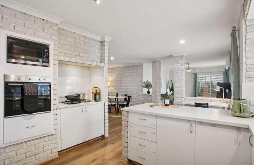 City Centre House | Seaview Escape Ocean Views & 500MBs Wifi