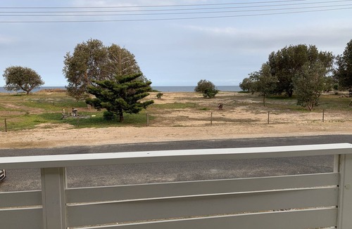 Dunbogan House | Seaview Getaway – a beachfront family holiday home