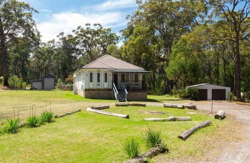 St. Georges Basin House | Secluded Cottage Surrounded by Eucalyptus Trees and Native Wildlife
