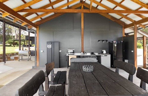 Valla Cabin | Secluded Getaway – Cabin & Barn Stay 7 minutes from beautiful Valla beach