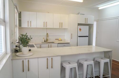 Bargara House | Seeside Cottage Bargara - Beach 100m, Pet-Friendly