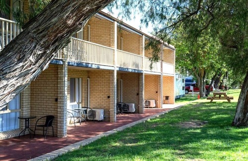 West Busselton Apartment | Self-Contained Beachside Apartments with outdoor pool, BBQ, Games & Play Areas