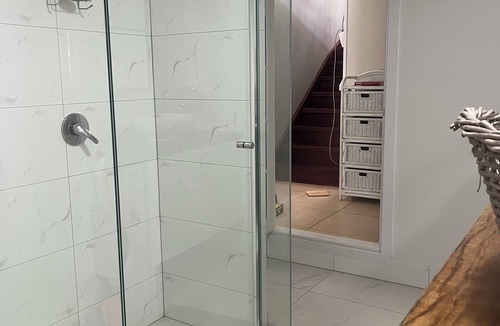 Paddington Apartment | Self contained ground floor unit, charming Paddington cottage, central location.