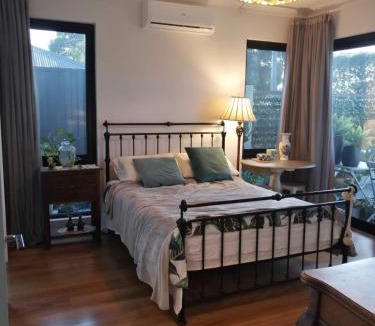 Brentwood House | Self- contained Guest Suite, No Overlap With Host, Private Entrance & Garden