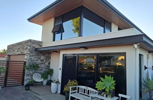 Brentwood House | Self- contained Guest Suite, No Overlap With Host, Private Entrance & Garden