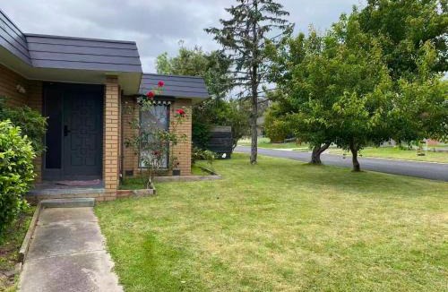 Frankston House | Serene 4Bed2Bath House w Parking Near Mornington Peninsula