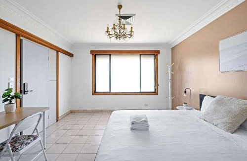 Liverpool House | Serene and Spacious King Room in Liverpool - Quiet Yet Central - Shared Bathroom