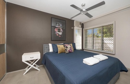 Hermit Park Apartment | Serene Courtyard Retreat - Stylish & Pet Friendly