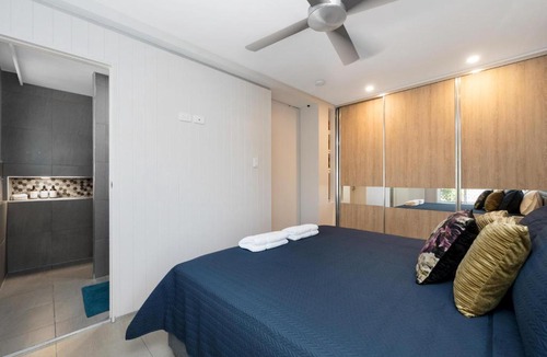 Hermit Park Apartment | Serene Courtyard Retreat - Stylish & Pet Friendly