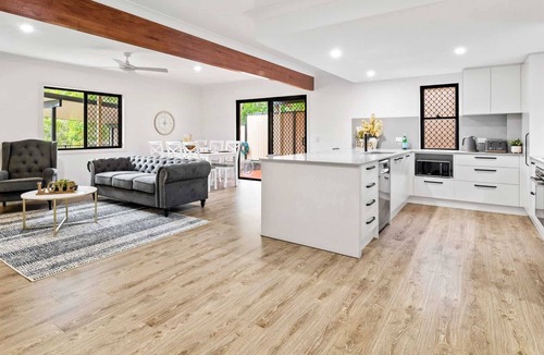 Mudgeeraba House | Serene Family Retreat with Pool and Mountain View