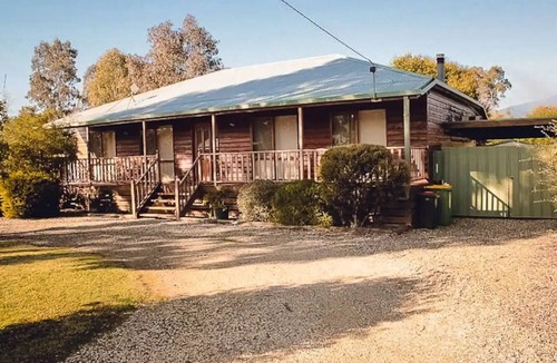 Eildon Cabin | Shaw Thing Lodge: Wifi, Foxtel, Pet Friendly