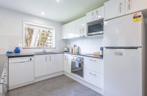 Fingal Bay House | Shells on the Shore, 9 Lentara St- Wi-Fi, Air con, Boat Parking, Linen