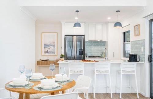Urangan House | 'Short Break' - Luxurious Coastal Retreat with Pool and BBQ