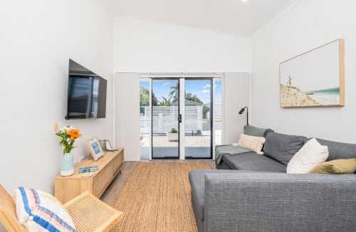 Urangan House | 'Short Break' - Luxurious Coastal Retreat with Pool and BBQ