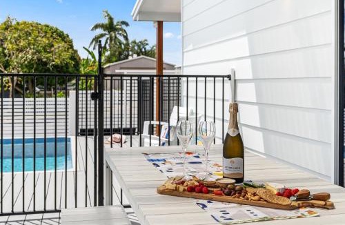 Urangan House | 'Short Break' - Luxurious Coastal Retreat with Pool and BBQ