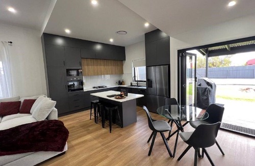 Broken Hill House | Silver City Luxe, 4 bedroom, 2 bath, perfect for couples, families, or groups