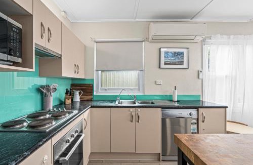 Silver Sands House | Silver Myrtle Shack - Aldinga Beach - C21 SouthCoast Holidays
