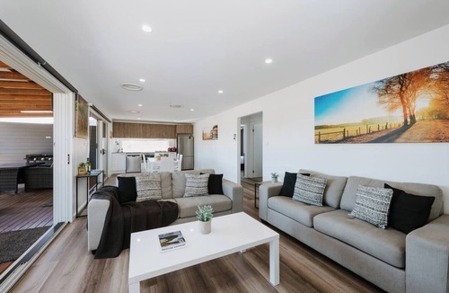 Buckaroo Cottage | Silver Oak Quiet Countryside Cottage by the Vines