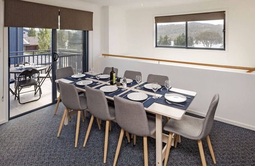 Jindabyne House | Silvertrees 5 - Central 3BR Townhouse l Lake Views l Spa l BBQ l WiFi