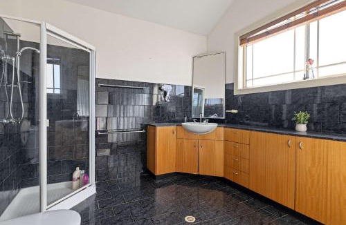 Bexley House | Simple No-Frills Double Room with Ensuite Bathroom & Air Conditioning in Bexley
