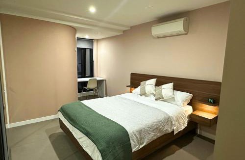 South Yarra Apartment | Sky-High 2BR with 1 Parking - Heart of South Yarra
