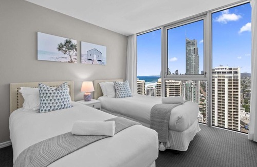 Surfers Paradise Apartment | Sky-High Ocean Views 5 Star Resort Facilities