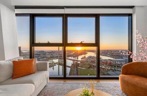 Docklands Apartment | Skyline Luxe 3BR 3BA with Free Carpark, River & Ocean Views