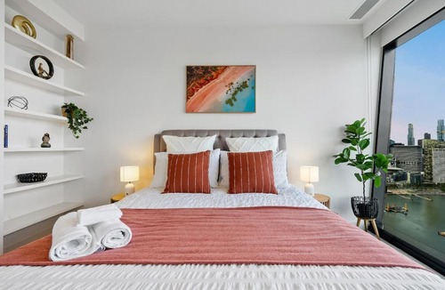 Docklands Apartment | Skyline Luxe 3BR 3BA with Free Carpark, River & Ocean Views