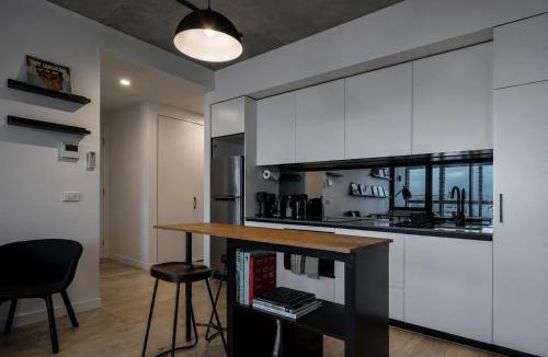 Cremorne Apartment | Skyline Suites - Cosy Retro Retreat, Walk to MCG