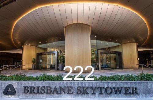 Brisbane Central Business District Apartment | Skytower 72nd Floor 3BR with Parking, Pool and Gym