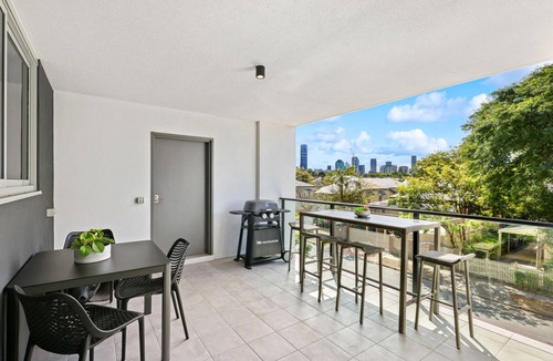 Kangaroo Point Apartment | Sleek 1-Bed With Rooftop Pool & Amazing City Views