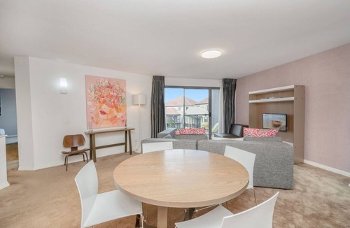 Kingston Apartment | Sleek 2-Bed Apartment in Vibrant Kingston