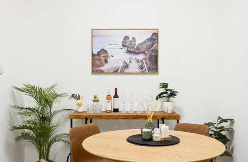 Northbridge Apartment | Sleek Northbridge Getaway