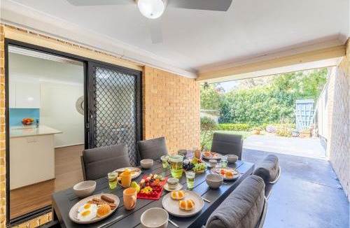 Corlette House | Small dog friendly 4-49 Bonito St - air con & Wi-Fi