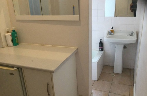Adelaide Central Business District Apartment | Small well positioned apartment in a nice location