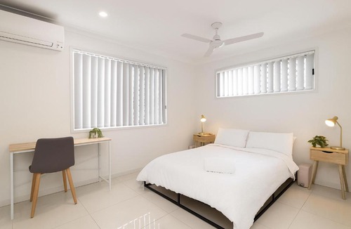 Rocklea Apartment | Smart Suites Self Check-in Apartments - S Freney