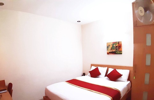 Shanthala Nagar Apartment | SmartStay Private EXE Room in Luxury Apt-MG Road