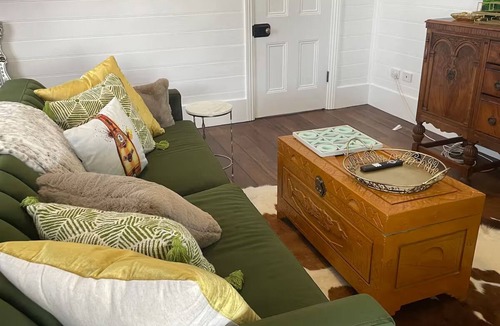 Smithtown House | Smithtown Champagne B&B (Bed & Bubbles)