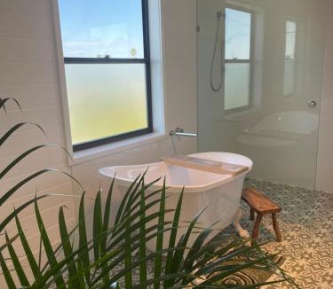 Smithtown House | Smithtown Champagne Bed and Bubbles