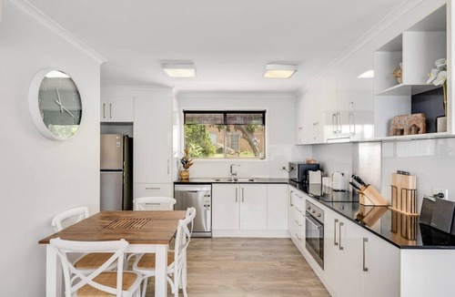 Kearneys Spring Apartment | So Central, So Comfortable!