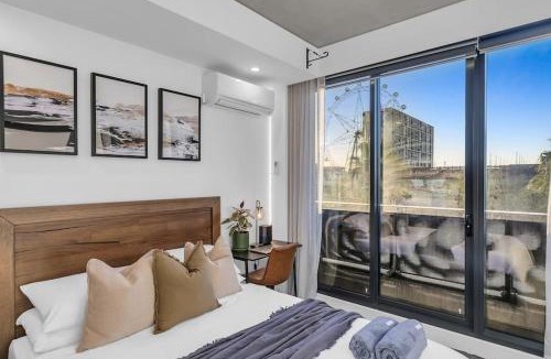 Docklands Apartment | Sol Docklands - Unique 3 Bedroom Loft, Infinity Pool, Gym, Free Parking and Free Trams