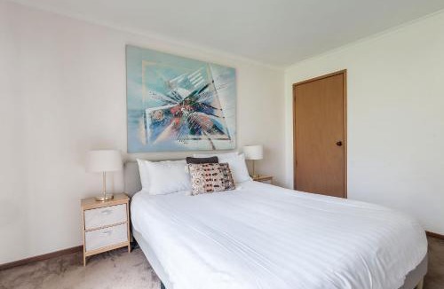 Dromana House | Solander's Retro Residence - Group Stay by the Beach