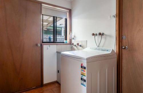 Dromana House | Solander's Retro Residence - Group Stay by the Beach