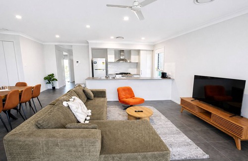 Warner House | Solara Retreat | Modern 4BR Home with Backyard