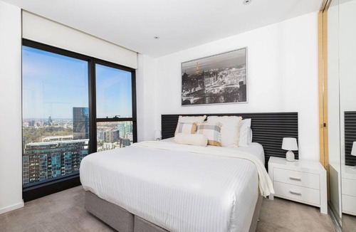 Southbank Apartment | Solena - Riverside Comfort with Pools and Sky Lounge