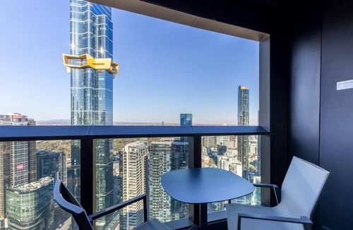 Southbank Apartment | Solena - Riverside Comfort with Pools and Sky Lounge