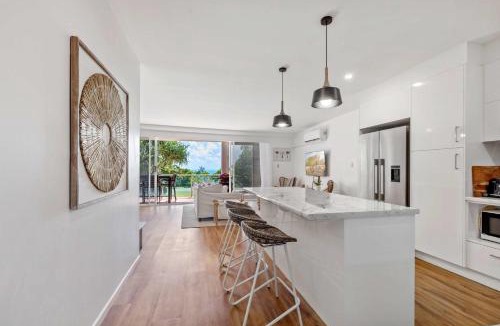 Sunrise Beach Apartment | Sophisticated & stylish beachside apartment with pool
