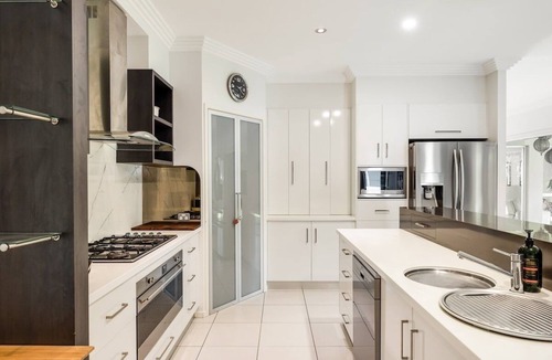 Middle Ridge House | Sophistication & Style – Near Gabbinbar!