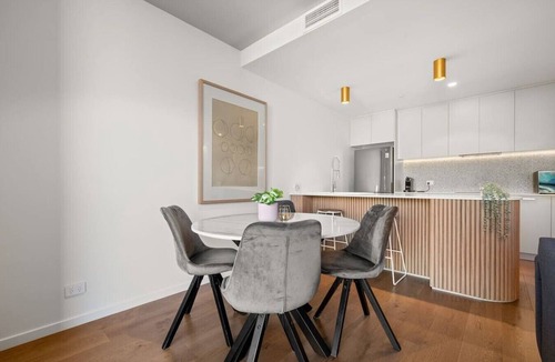 Braddon Apartment | South-Facing 1BR In Heart Of Braddon w/Parking!