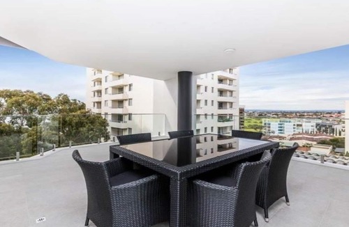 South Perth Apartment | South Perth Apartment Overlooking Swan